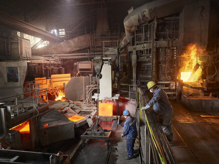 Industrie, Arbeiter hebt Kupferplatten mit Hallenkran zur Kühlung in Wasserbecken - CVF01226