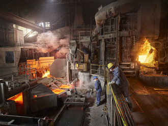 Industrie, Arbeiter hebt Kupferplatten mit Hallenkran zur Kühlung in Wasserbecken - CVF01227