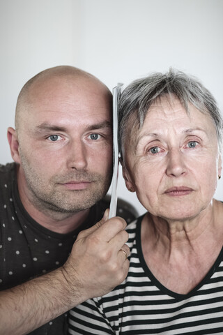Porträt eines erwachsenen Sohnes mit älterer Mutter, lizenzfreies Stockfoto