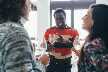 Freunde unterhalten sich auf einer Party im Loftbüro - CUF51288