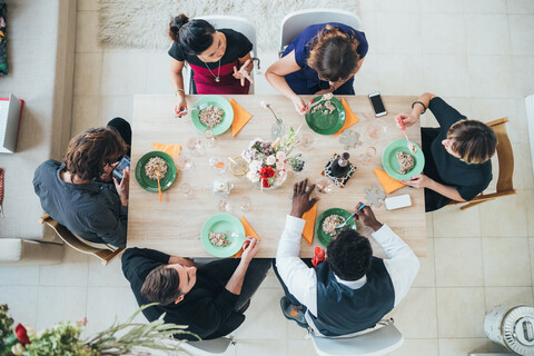 Geschäftsleute und Geschäftsfrauen feiern beim Mittagessen im Loft-Büro, lizenzfreies Stockfoto