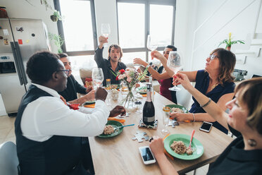 Geschäftsleute und Geschäftsfrauen feiern beim Mittagessen im Loft-Büro - CUF51303