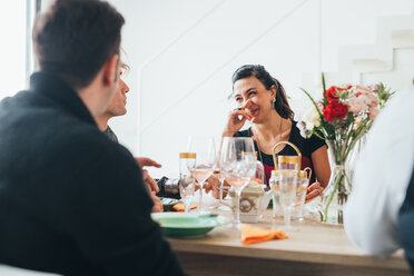 Geschäftsleute und Geschäftsfrauen feiern beim Mittagessen im Loft-Büro - CUF51304