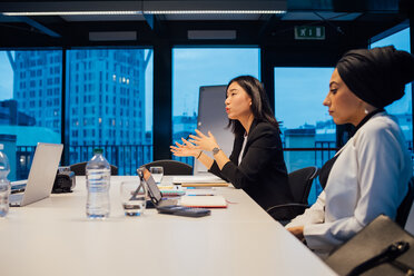 Geschäftsfrauen erklären während einer Konferenztischsitzung - CUF51307