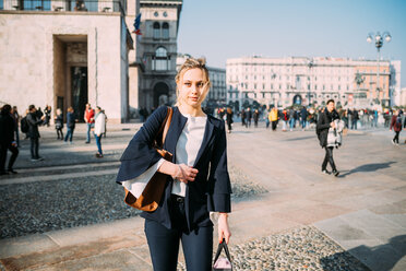 Junge Touristin mit Einkaufstüten auf dem Stadtplatz, Mailand, Italien - CUF51374