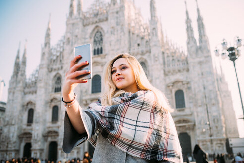 Junge Touristin macht Smartphone-Selfie vor dem Mailänder Dom, Mailand, Italien - CUF51381