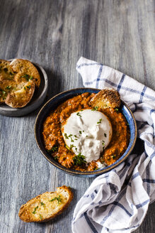 Burrata auf Romescu-Sauce mit geröstetem Brot - SBDF03942