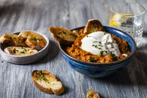 Burrata auf Romescu-Sauce mit geröstetem Brot - SBDF03944