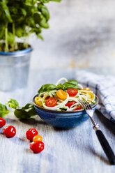 Zoodles salad with tomatoes and basil - SBDF03948