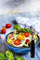 Zoodles-Salat mit Tomaten und Basilikum - SBDF03949