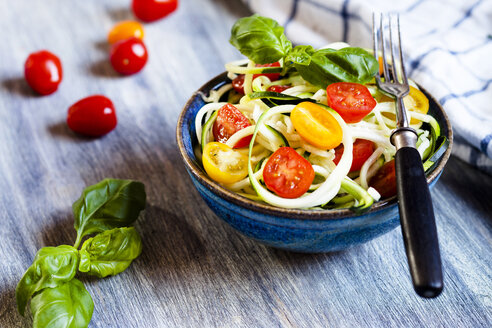 Zoodles-Salat mit Tomaten und Basilikum - SBDF03950