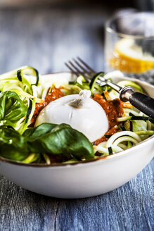 Burrata auf Romescu-Sauce auf Zoodles - SBDF03951