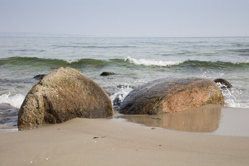 Deutschland, Rügen, Ostseebad Binz, Findlinge am Strand - WIF03897