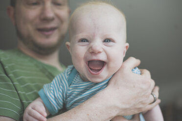 Vater hält seine lachende kleine Tochter - IHF00003