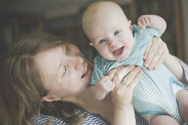 Happy mother holding her baby daughter - IHF00005