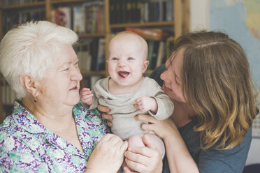 Glückliche Großmutter und Mutter halten ein kleines Mädchen - IHF00006