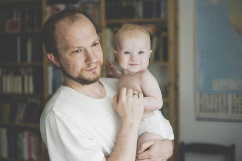 Vater hält seine kleine Tochter, lizenzfreies Stockfoto