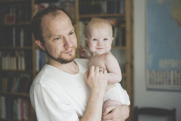 Vater hält seine kleine Tochter - IHF00009