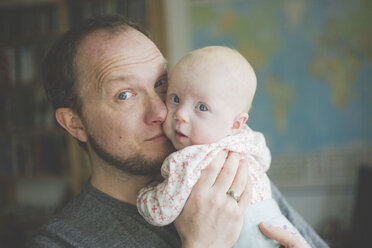 Porträt eines Vaters, der seine kleine Tochter im Arm hält - IHF00013