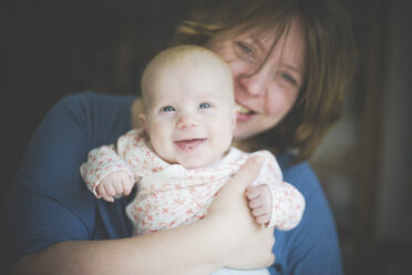 Porträt einer Mutter, die ihr glückliches Töchterchen im Arm hält - IHF00014