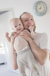 Stolzer Vater hält sein glückliches Töchterchen im Arm - IHF00018