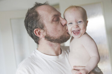 Vater küsst seine lachende kleine Tochter - IHF00019
