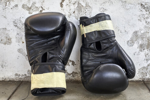 Black boxing gloves - VEGF00185