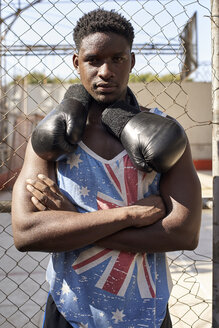 Porträt eines selbstbewussten Boxers mit seinen Boxhandschuhen - VEGF00194