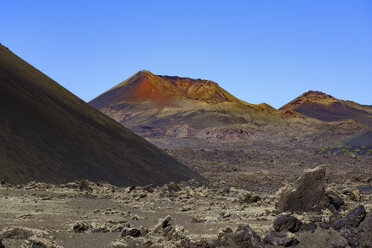 Spanien, Kanarische Inseln, Lanzarote, Naturpark Los Volcanes, Montana del Senalo, links Montana del Cuervo - SIEF08638