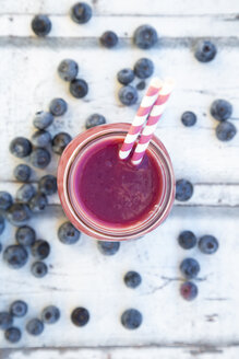 Heidelbeer-Smoothie im Glas mit Trinkhalmen - LVF08017