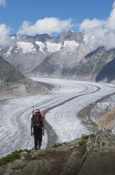 Kaukasischer Mann beim Wandern in verschneiten Bergen - BLEF03268