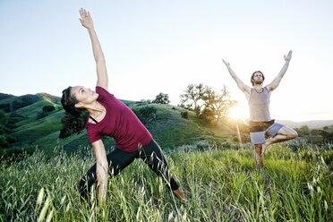 Pärchen übt Yoga auf einem Hügel - BLEF03317