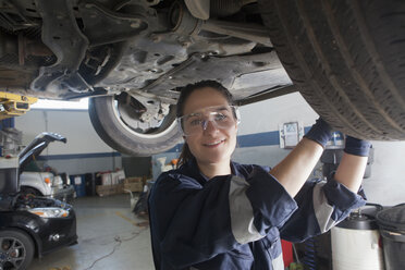 Lächelnder spanischer Mechaniker repariert Auto - BLEF03344