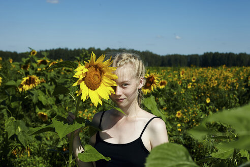 Kaukasisches Mädchen hält Sonnenblume - BLEF03381