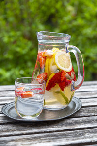 Detox-Wasser mit Erdbeere, Limette, Zitrone und Minze im Glasgefäß - SARF04262