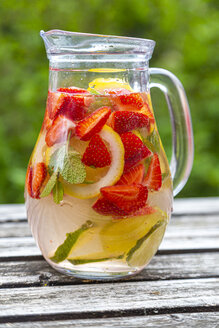 Detox-Wasser mit Erdbeere, Limette, Zitrone und Minze im Glasgefäß - SARF04264