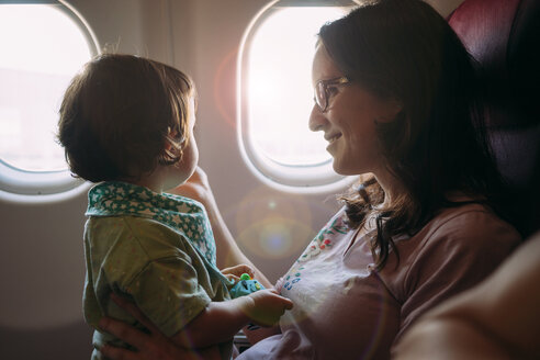 Glückliche Mutter und kleine Tochter im Flugzeug - GEMF02949