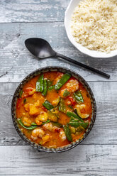 Red curry with sweet potato, yellow and red bell pepper, zucchini, sugar pea, shrimps and rice - SARF04265