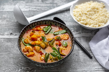 Red curry with sweet potato, yellow and red bell pepper, zucchini, sugar pea, shrimps and rice - SARF04267