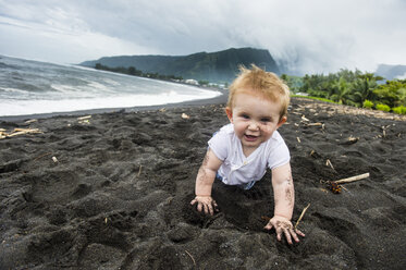 Französisch-Polynesien, Taharuu Beach, kleines Mädchen spielt im schwarzen Sand - RUNF02063