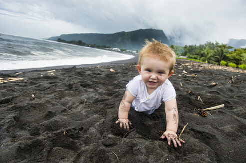 Französisch-Polynesien, Taharuu Beach, kleines Mädchen spielt im schwarzen Sand - RUNF02063