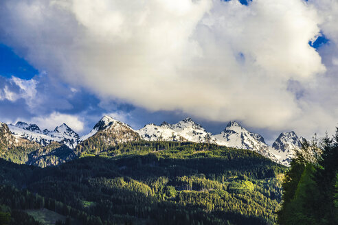 Italien, Trentino-Südtirol, Predazzo, schneebedeckte Berge der Dolomiten - FLMF00203