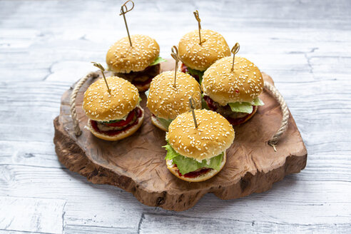 Mini-Burger mit Hackfleisch, Salat, Gurke und Tomate auf Holztablett - SARF04276