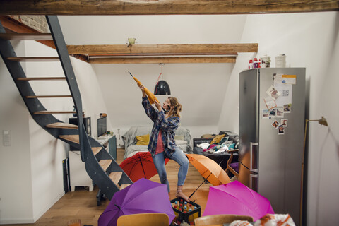 Junge Frau mit Regenschirmen zu Hause, lizenzfreies Stockfoto