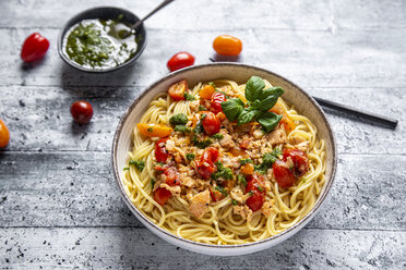 Spaghetti mit Tomaten-Lachs-Sauce und Bärlauchpesto - SARF04283