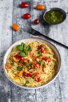 Spaghetti mit Tomaten-Lachs-Sauce und Bärlauchpesto - SARF04284