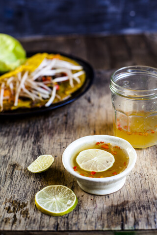 Banh xeo mit Salat und Nuoc Cham Sauce zum Dippen, lizenzfreies Stockfoto
