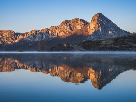 Spanien, Asturien, Camposolillo, Blick auf den Porma-Stausee und das Kantabrische Gebirge - LAF02325