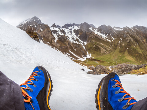 Spain, Asturias, Tuiza de Arriba, Cantabrian Mountains, hiker taking a break on his way to Pena Ubina stock photo