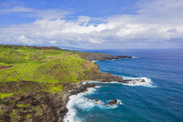 Luftaufnahme über den Pazifischen Ozean und die West Maui Mountains, Maui, Hawaii, USA - FOF10734